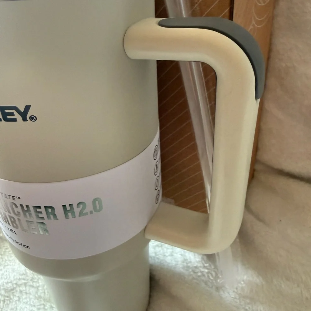 New 40oz Stanley Quencher Tumbler in Elegant Cream with Straw - Picture 3 of 6